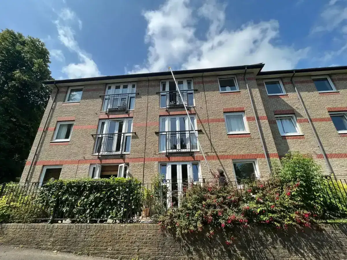 High-level gutter clearance in Cowes